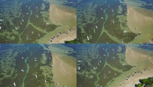 4K:无人机拍摄的萨努尔Mertasari海滩鸟瞰图。一些传统渔船(jukung)停泊在浅水区。高清在线视频素材下载