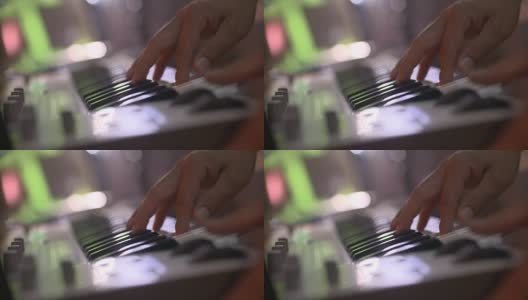 在派对上弹奏键盘的音乐家高清在线视频素材下载