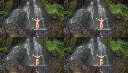 白人妇女在哥伦比亚温泉泳装的全长视图。高清在线视频素材下载