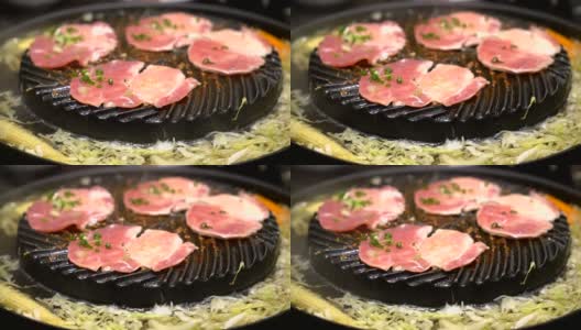 在热锅上烤的猪肉片高清在线视频素材下载