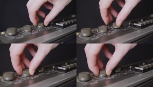 女性手指旋转音量，平衡旋钮在旧录音机上。变焦高清在线视频素材下载