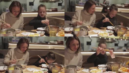 欧洲的母亲和女儿吃火锅高清在线视频素材下载