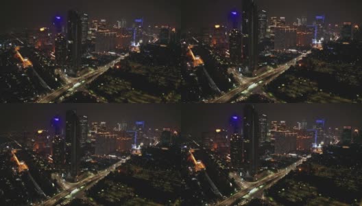 夜间的摩天大楼与夜间交通视图高清在线视频素材下载