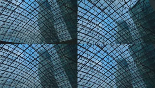 透过玻璃天花板俯瞰摩天大楼高清在线视频素材下载