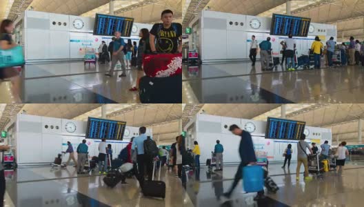 时间流逝:旅客在机场离境问讯处高清在线视频素材下载