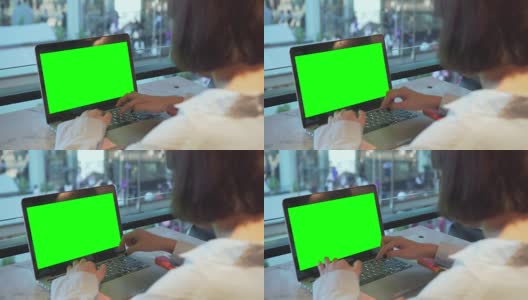 在购物中心绿色屏幕的笔记本电脑上使用高清在线视频素材下载