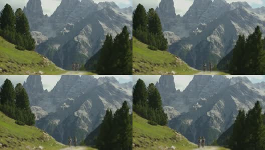 两个山地自行车手在高山前面高清在线视频素材下载