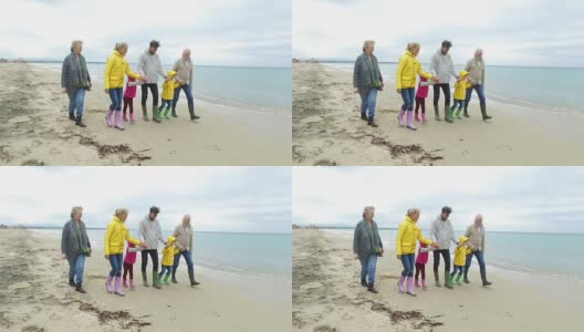 年轻的家庭在海滩上高清在线视频素材下载