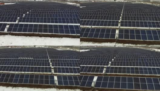 无人机拍摄的一个太阳能电池板农场在冬天没有阳光照耀的农村地区高清在线视频素材下载
