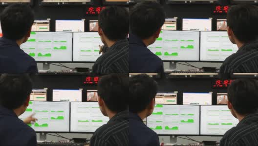 两名警官注意到电脑屏幕上的警报高清在线视频素材下载