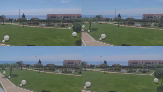 从酒店阳台俯瞰美景，您可以放松身心。在运动拍摄的。湛蓝的大海，蔚蓝的天空。高清在线视频素材下载