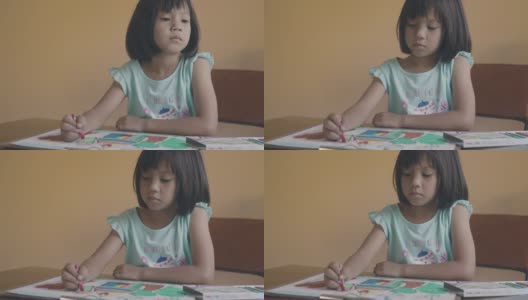 小女孩在家里的客厅里画画高清在线视频素材下载