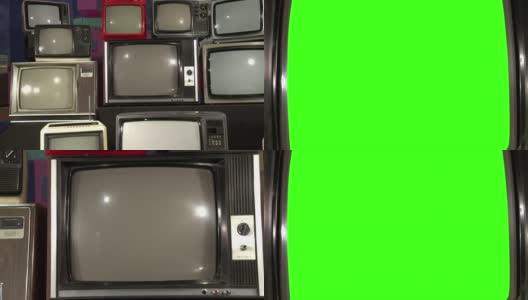 堆叠式复古电视机打开绿色屏幕。多莉，4K分辨率。高清在线视频素材下载