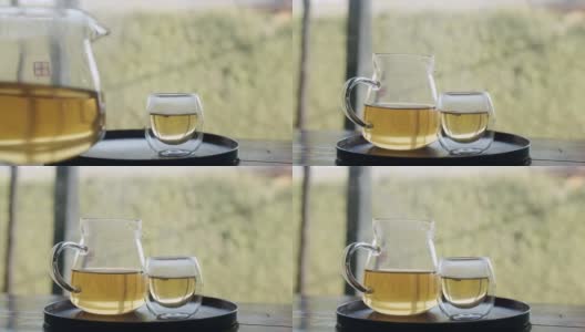 透明的茶壶和带烟的杯子，热气腾腾的茶，富含抗氧化剂的健康中国茶高清在线视频素材下载