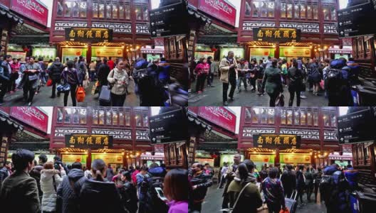 顾客在中国上海著名的城隍庙老街漫步高清在线视频素材下载