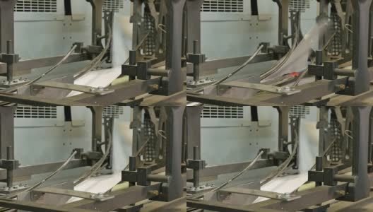 在一家大工厂里，信封正在传送带上转动高清在线视频素材下载