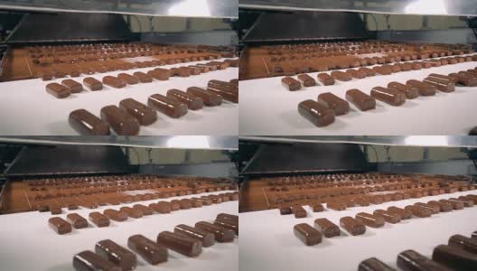 用巧克力制作的糖果在生产线上组装。高清在线视频素材下载