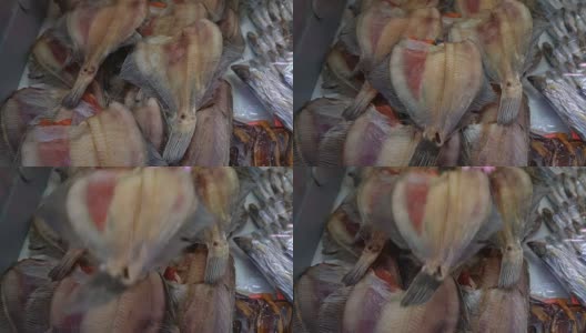 特写镜头显示在海鲜市场柜台上的咸鱼干高清在线视频素材下载