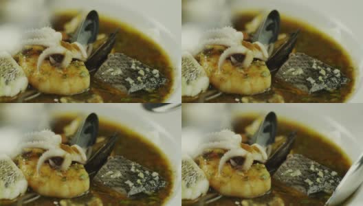 在豪华餐厅吃美味海鲜汤。特写镜头。高清在线视频素材下载