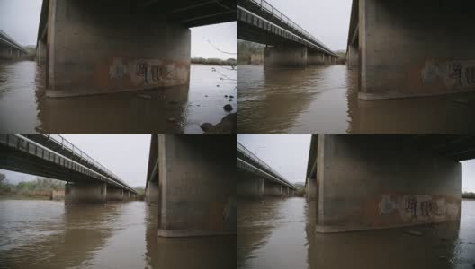 科罗拉多河在有涂鸦的两座桥下面流过高清在线视频素材下载