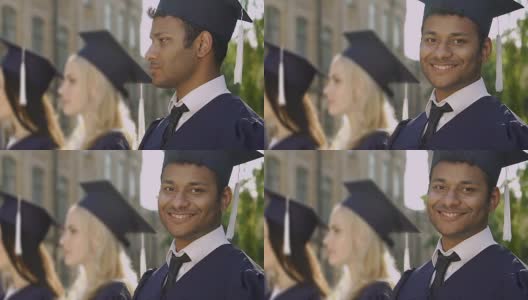 帅气的混血儿在毕业典礼上对着镜头微笑高清在线视频素材下载