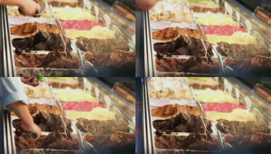 在冰淇淋店工作的女人，正在舀巧克力冰淇淋高清在线视频素材下载