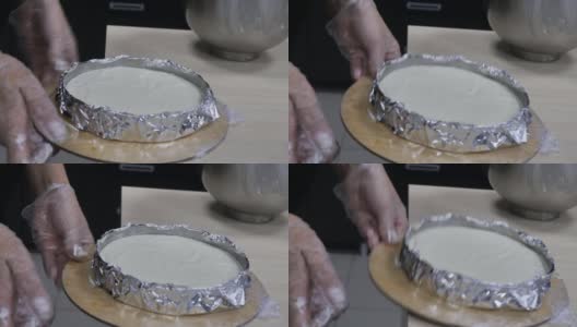 糕点师把面团摇成圆形，然后把它放在桌子上高清在线视频素材下载