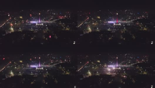 美丽的鸟瞰图，2018年新年前夜在国家纪念碑，闪烁的烟花，印尼雅加达中部高清在线视频素材下载