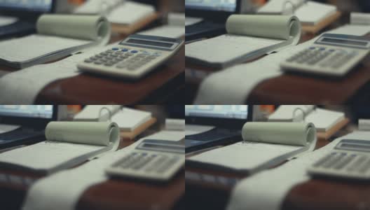 在印度办公室，旧的计算器和收据被电脑放在会计桌上高清在线视频素材下载