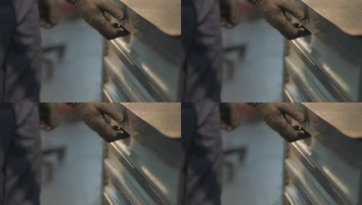 机修工在现代服务站用不同的工具打开蓝色金属箱修理汽车高清在线视频素材下载