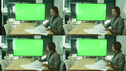 女商人在电视上开会和视频会议监视器绿色屏幕高清在线视频素材下载