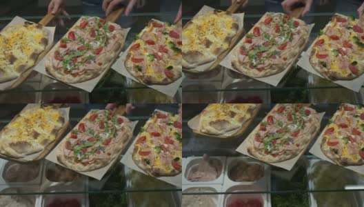 三种开胃披萨。这是同时拍摄的。木制托盘上的披萨。高清在线视频素材下载