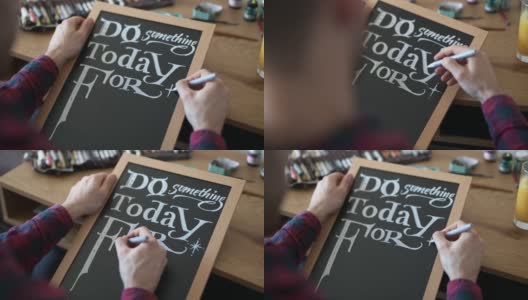 一个男人在黑板上练习书法的特写镜头高清在线视频素材下载