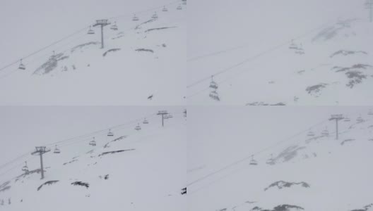 当雪道外面有雪和雾时，安装升降椅将滑雪者运送过深谷高清在线视频素材下载