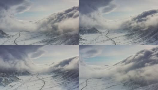 云瀑从山顶倾泻而下，淹没了山谷的道路高清在线视频素材下载