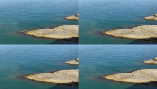 海水清澈碧绿，水面闪闪发光。美丽的夏天海景。令人惊叹的深海透明水域。闪着蓝绿色的地中海。放松、游泳、禅、涅槃、夏日清新天堂高清在线视频素材下载