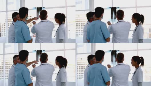 一组医生一起分析x光片高清在线视频素材下载