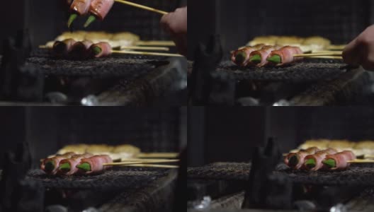 慢镜头烤制美味的烤鸡肉。秋葵猪肉培根高清在线视频素材下载