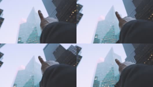 用手指着纽约的高楼大厦高清在线视频素材下载