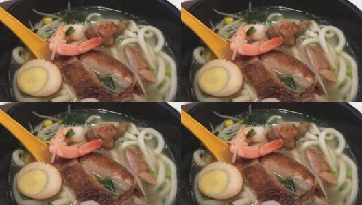 吃日本食物乌冬的鸡肉高清在线视频素材下载