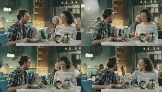 年轻夫妇在餐厅吃浪漫晚餐高清在线视频素材下载