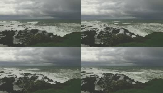 北爱尔兰，爱尔兰海浪拍打着岩石高清在线视频素材下载