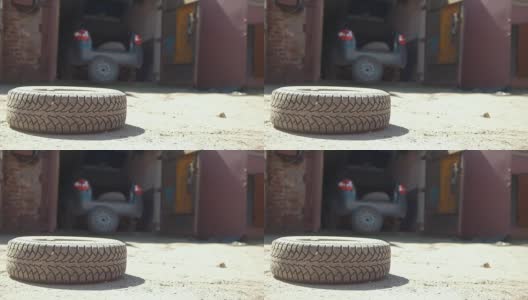 汽车车轮在车库前的地面上滚动高清在线视频素材下载