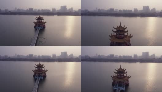 游客参观台湾高雄市龙虎塔的4k航拍镜头高清在线视频素材下载