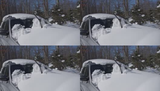 雪后停在车道上的一辆被雪覆盖的汽车。高清在线视频素材下载