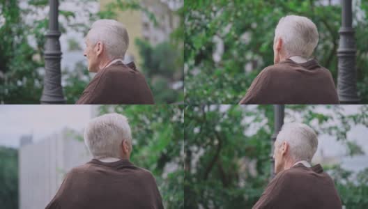 白发苍苍的老人坐在公园的长椅上，孤独的退休，悲伤的离去高清在线视频素材下载