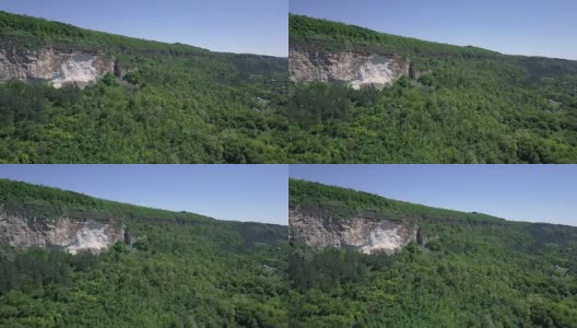 飞过树木繁茂的白垩山高清在线视频素材下载