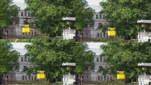 2019年5月，格鲁吉亚巴统，黄色缆车接近停站，ay01高清在线视频素材下载