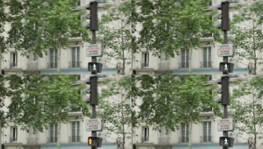 法国巴黎行人十字路口的倾斜镜头交通灯高清在线视频素材下载