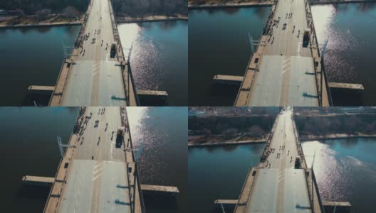 电影镜头拍摄了许多人观看河上吊桥的下降高清在线视频素材下载